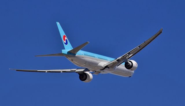Boeing 777-200 (HL8250) - Departing RWY 05 for ICN Seoul