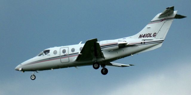 Beechcraft Beechjet (N410LG) - On short final is this 2010 Hawker Beechcraft Beechjet 400XP in the Spring of 2022.