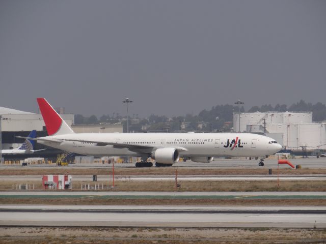 BOEING 777-300 —