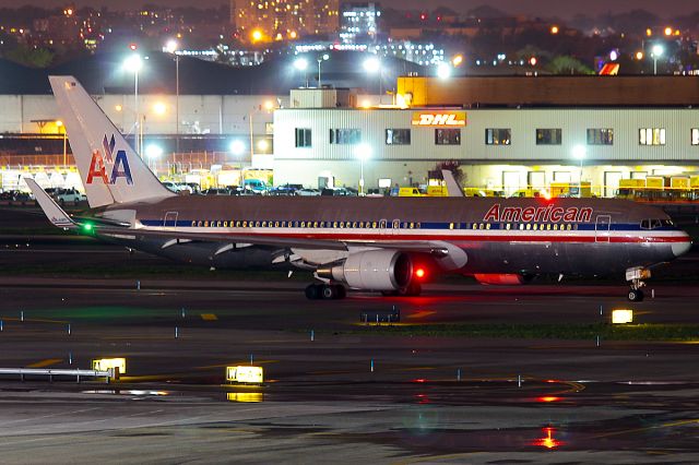 BOEING 767-300 (N366AA)