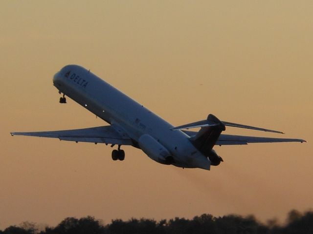 McDonnell Douglas MD-88 (N925DL)