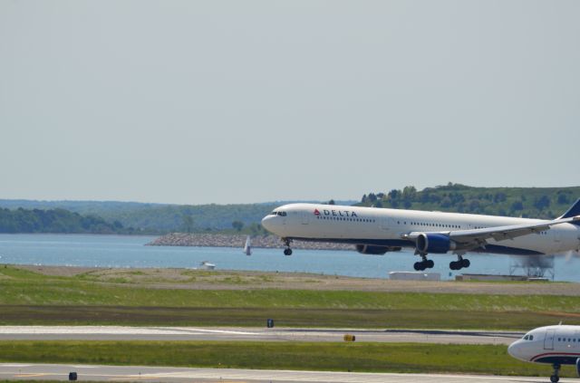 BOEING 767-400 (N825MH)