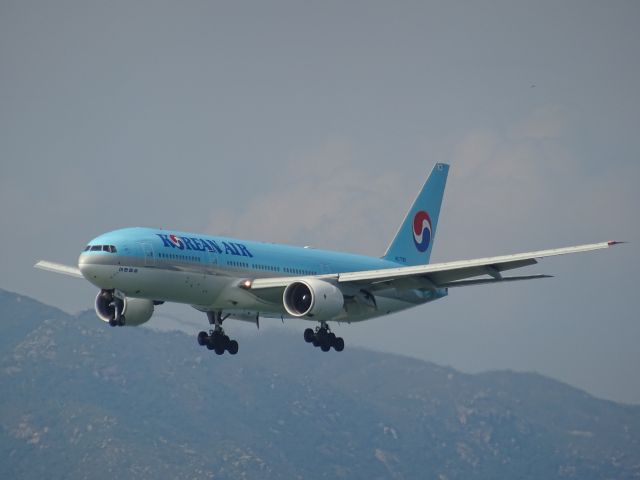 Boeing 777-200 (HL7765)