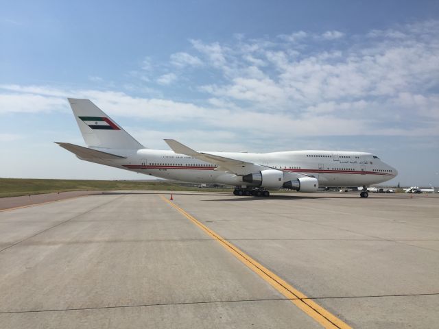 Boeing 747-400 (A6-HRM)