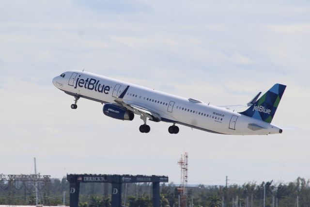 Airbus A321 (N935JB) - JetBlue Airways (B6) N935JB A321-231 [cn6185]br /Fort Lauderdale (FLL). JetBlue Airways flight B6701 departs runway 10R to Los Angeles (LAX). The aircraft is wearing JetBlue's Prism tail design.br /Taken from Hibiscus/Terminal 1 car park roof level br /br /2018 12 25br /https://alphayankee.smugmug.com/Airlines-and-Airliners-Portfolio/Airlines/AmericasAirlines/JetBlue-Airways-B6/