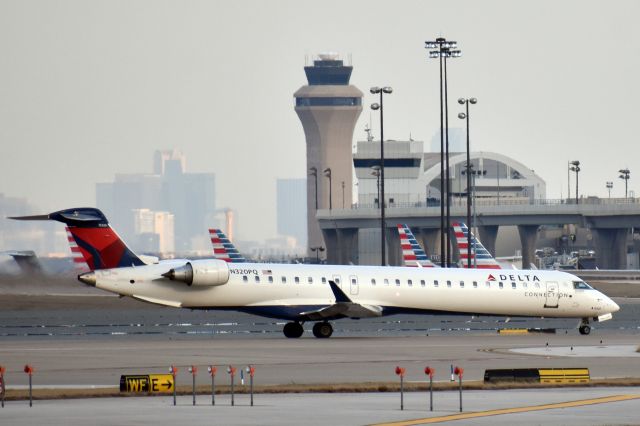 Canadair Regional Jet CRJ-900 (N320PQ)