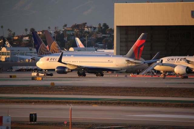 BOEING 767-300 (N1602)