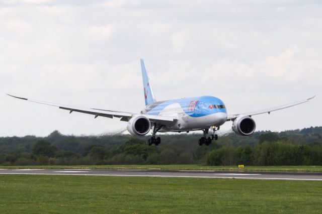 Boeing 787-8 (G-TUII) - TOM9030 just before landing after positioning up from LGW