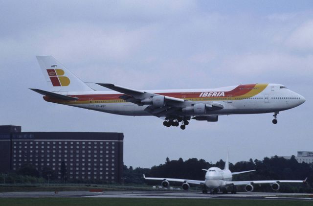 Boeing 747-200 (TF-ABY) - Short Final at Narita Intl Airport Rwy16R on 1998/07/18