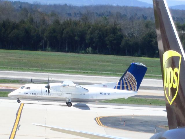 de Havilland Dash 8-200 (N359PH)