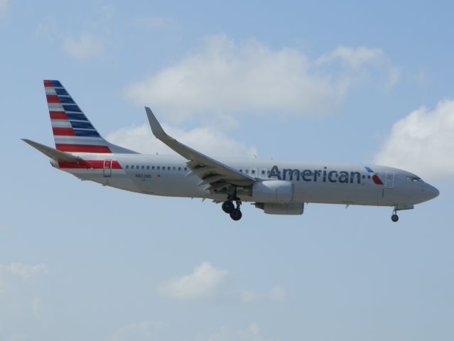 Boeing 737-800 (N802NN)