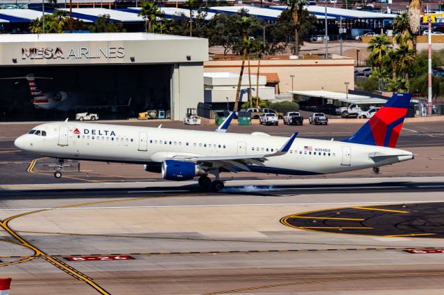 Airbus A321 (N394DX) - Delta Airlines A321 landing at PHX on 10/22/22. Taken with a Canon 850D and Tamron 70-200 G2 lens.