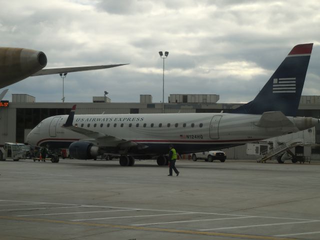 Embraer 170/175 (N124HQ)