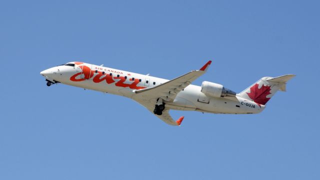 Canadair Regional Jet CRJ-200 (C-GUJA)