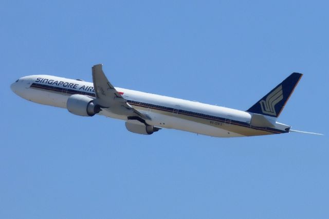 BOEING 777-300 (9V-SWZ)