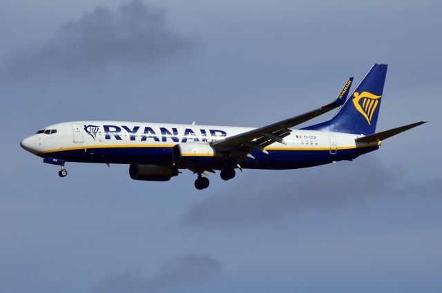 Boeing 737-800 (EI-DCR) - Ryanair - B737-8AS(WL) (EI-DCR) Mid morning arrival at NCL. (Photo Apr 2022)