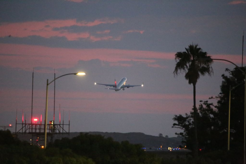 Boeing 737-900 (N832DN)