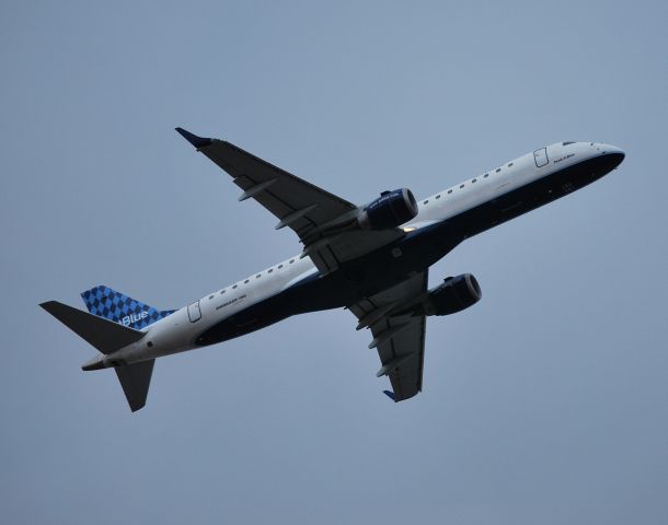 Embraer ERJ-190 (N193JB) - Peek-A-Blue Departing 36R - 2/23/10