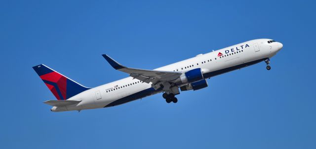 BOEING 767-300 (N180DN) - phoenix sky harbor international airport 18MAR21