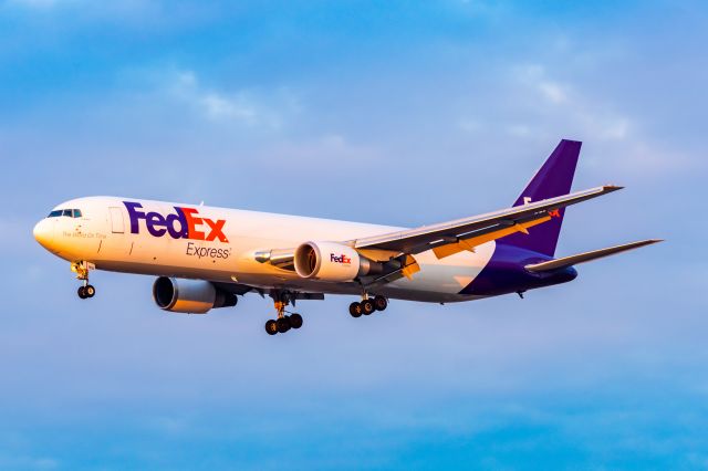 BOEING 767-300 (N160FE) - FedEx 767-300 landing at PHX on 12/18/22. Taken with a Canon R7 and Tamron 70-200 G2 lens.