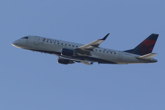 Embraer 175 (N219YX) - RPA5828 departure to KLGA