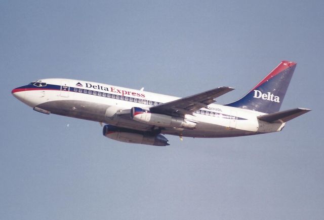 Boeing 737-200 (N312DL)