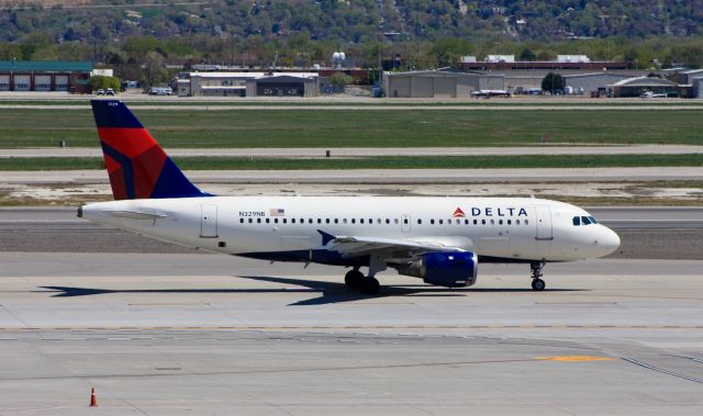 Airbus A319 (N329NB)