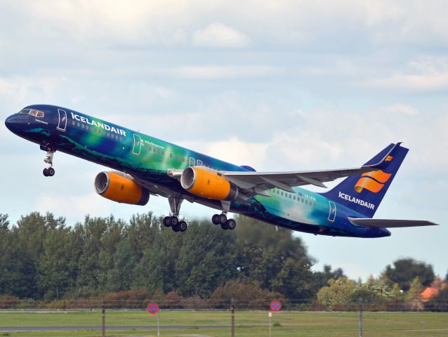 Boeing 757-200 (TF-FIU) - St. Magleby RWY22R, "Hekla Aurora"