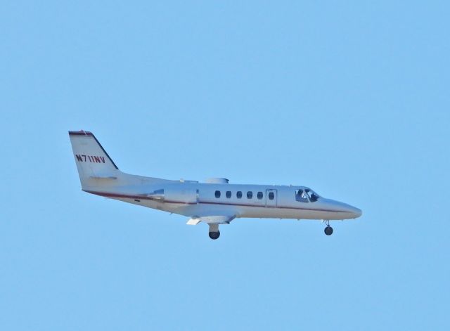 Cessna Citation II (N711NV) - Turning final 0n 27 at Carson City