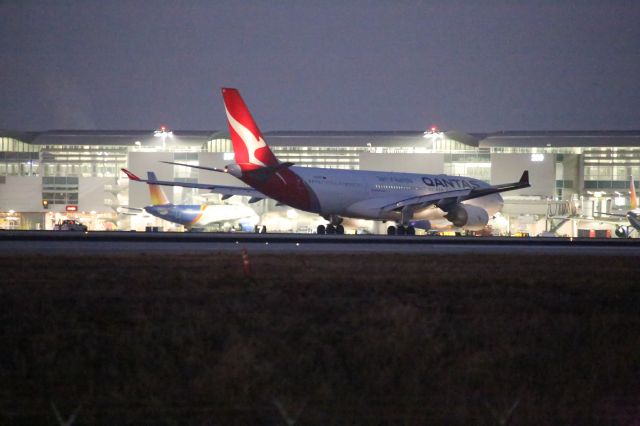 Airbus A330-200 (VH-EBO)