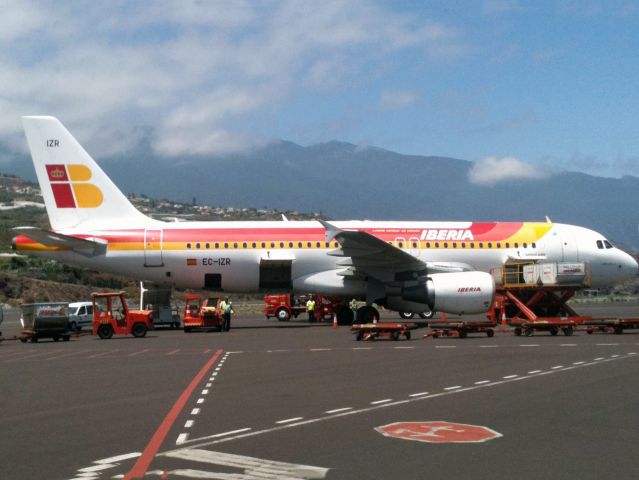 Airbus A320 (EC-IZR) - An Airbus A320 of Spains flag carrier IBERIA