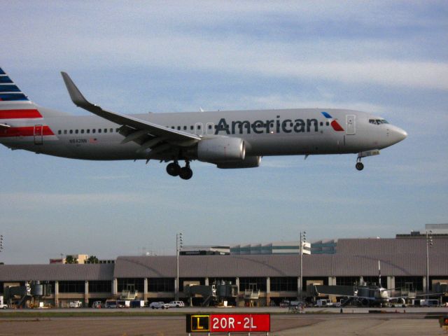 Boeing 737-800 (N842NN) - Landing on RWY 20R