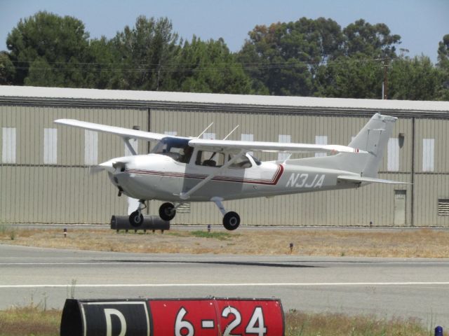 Cessna Skyhawk (N3JA) - Taking off RWY 24