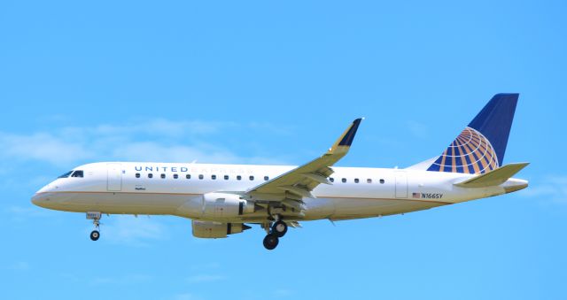 Embraer 175 (N166SY)