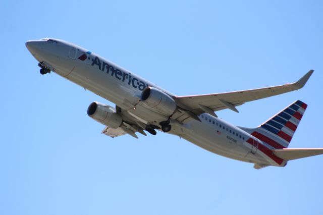 Boeing 737-800 (N907NN) - Plane Type: 2012 Boeing 737-823br /Route: CLT-IAH br /Airline: American Airlines br /Livery: br /Registration: N907NNbr /Owned By: Wilmington Trust Co Trusteebr /Runway: 36C