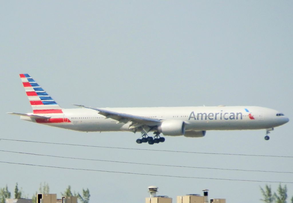 Boeing 777-200 (N736AT)