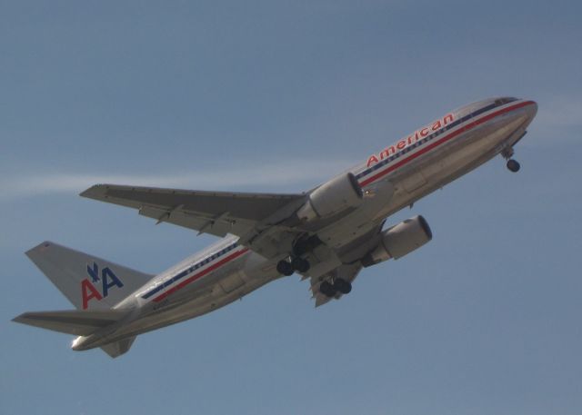 BOEING 767-200 (N325AA)