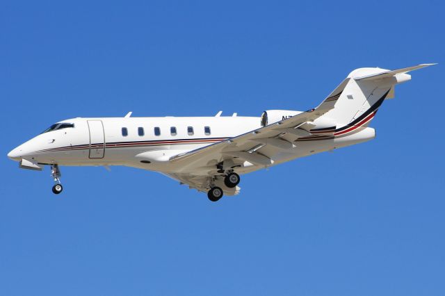 Bombardier Challenger 300 (N775QS)