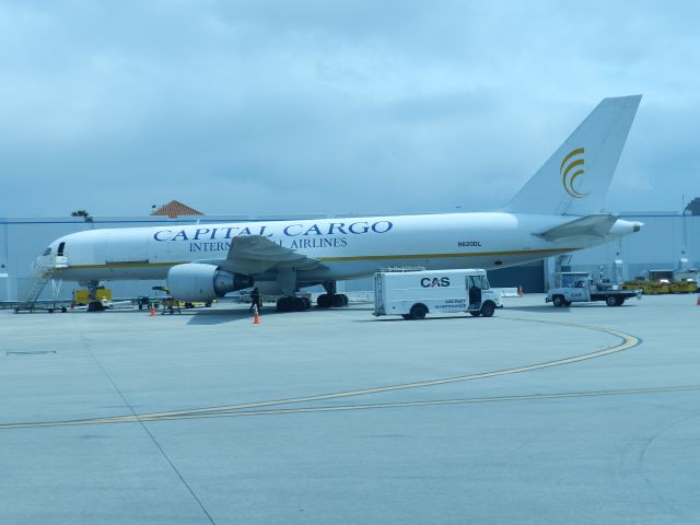 Boeing 757-200 (N620DL) - Nice to see at LAX......