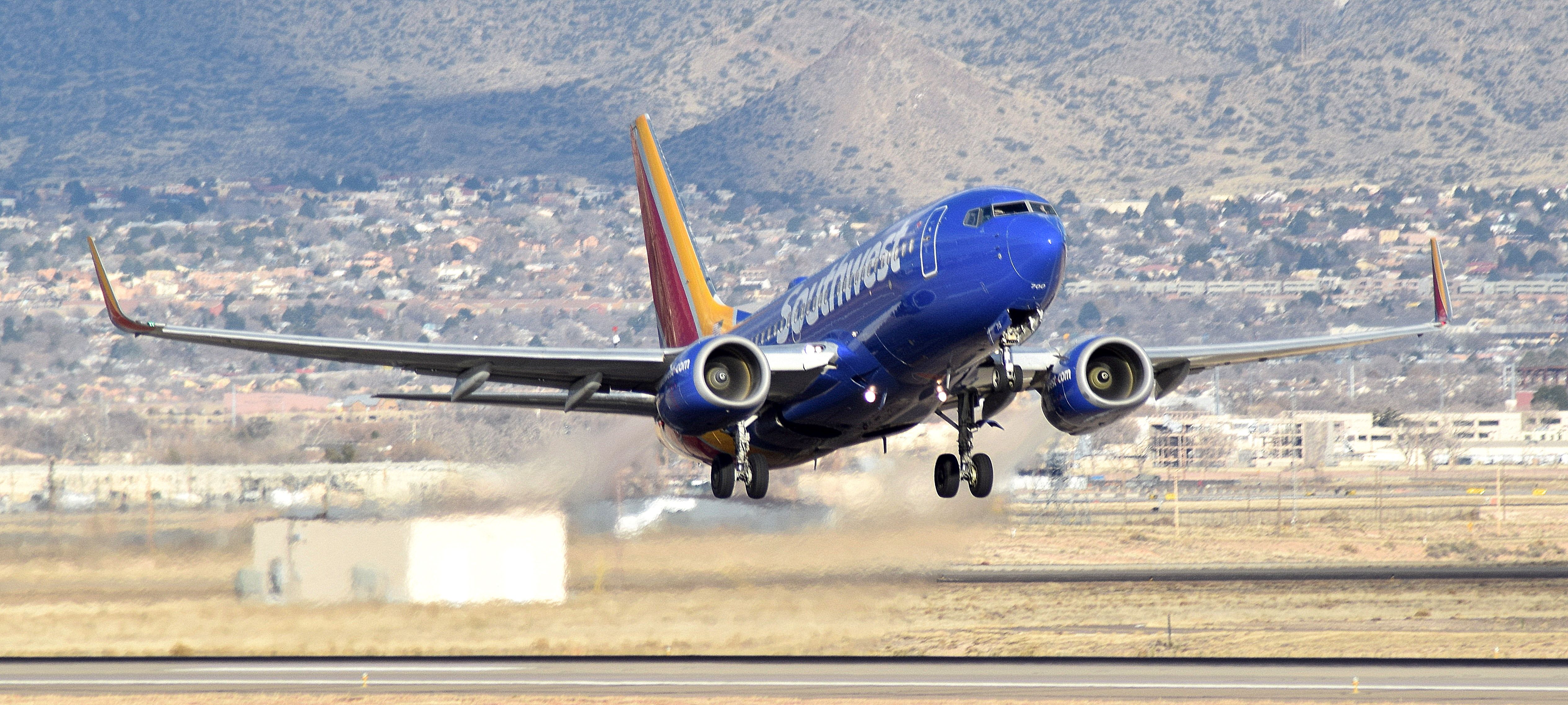 Boeing 737-700 (N714SW) - The former Shamu One leaving KABQ