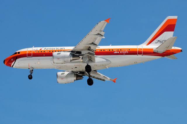 Airbus A319 (N742PS)