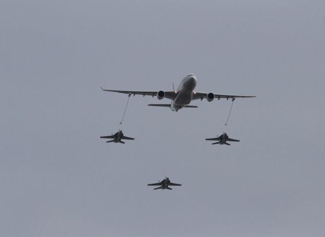 — — - Avalon air show 2015 Australia. Airbus kC-30A with 3 F/A hornets. during a simulated refuel.