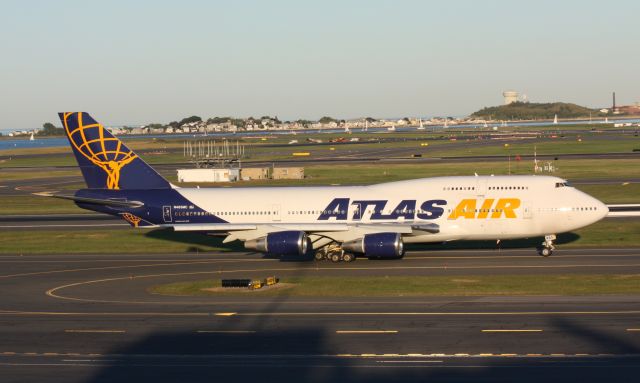 Boeing 747-400 (N465MC)