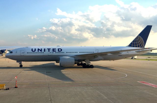 Boeing 777-200 (N768UA)