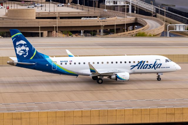 Embraer 175 (N641QX) - Alaska Airlines Embraer 175 taxiing at PHX on 11/1/22. Taken with a Canon 850D and Tamron 70-200 G2 lens.