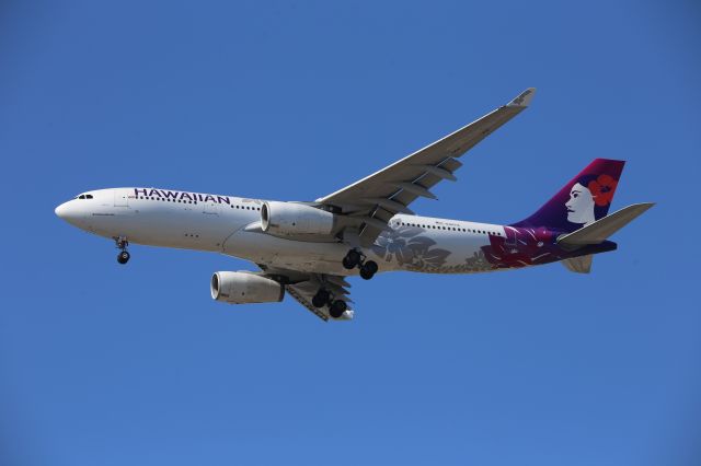 Airbus A330-200 (N380HA)