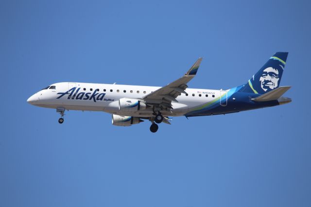 EMBRAER 175 (long wing) (N406SY)