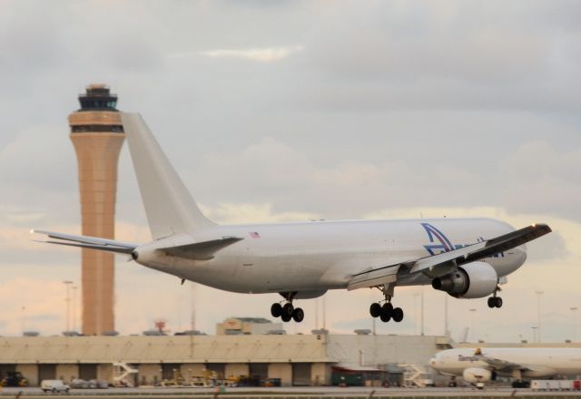 BOEING 767-300 (N373CM)