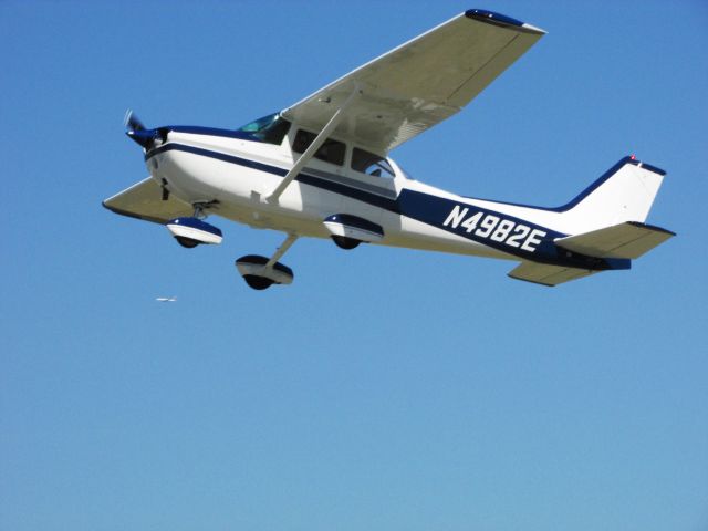 Cessna Skyhawk (N4982E) - Taking off from RWY 24