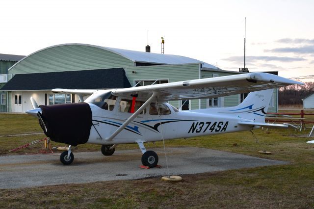 Cessna Skyhawk (N374SA) - Trumbull Leasing Cessna 172S N374SA in Toledo Suburban 